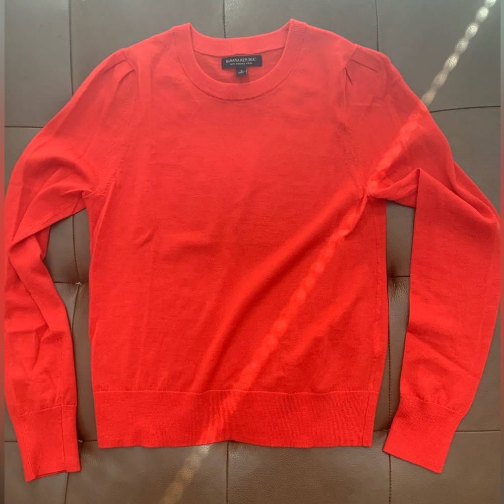 BANANA REPUBLIC 100% Merino Wool Crewneck Sweater in Red. Size Small